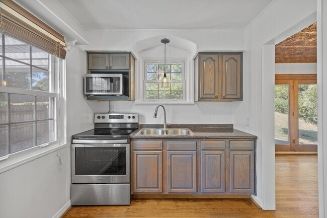 Building Photo - ANDERSON- Charming 4 bedroom 2 bath with fenced backyard