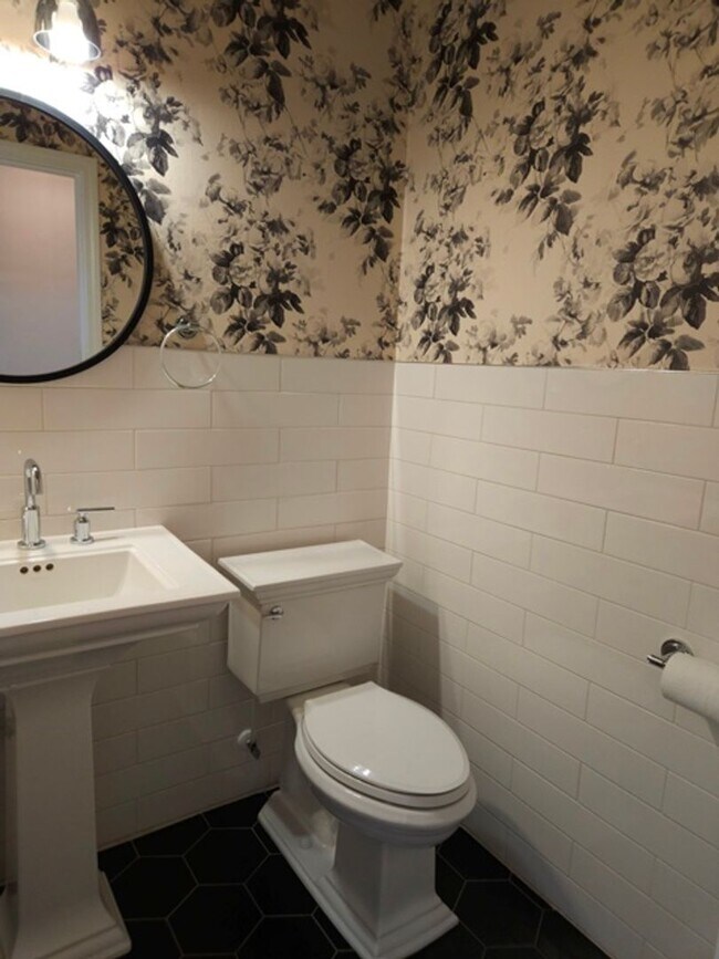 Building Photo - 4Bd/2.5Ba Two Story House - Available to View!