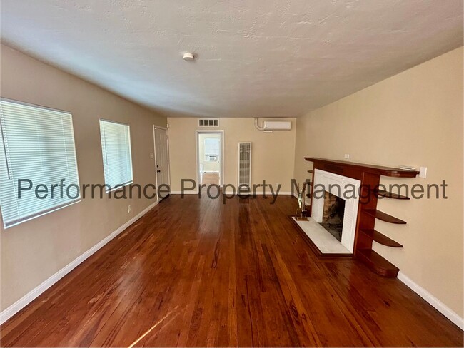 Building Photo - Cozy 3 Bed/1 Bath NE Bakersfield Home w/ S...