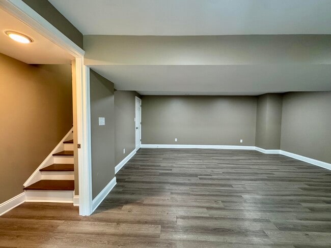 Building Photo - 2564 Millbrook Dr