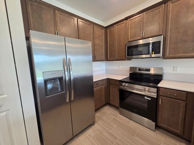 Building Photo - 5690 Divine Dr