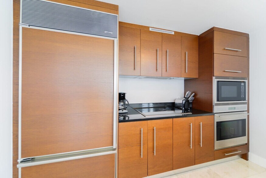 Building Photo - 485 Brickell Ave