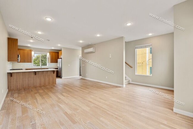 Building Photo - Modern & Spacious 3-Level Townhome with Lu...