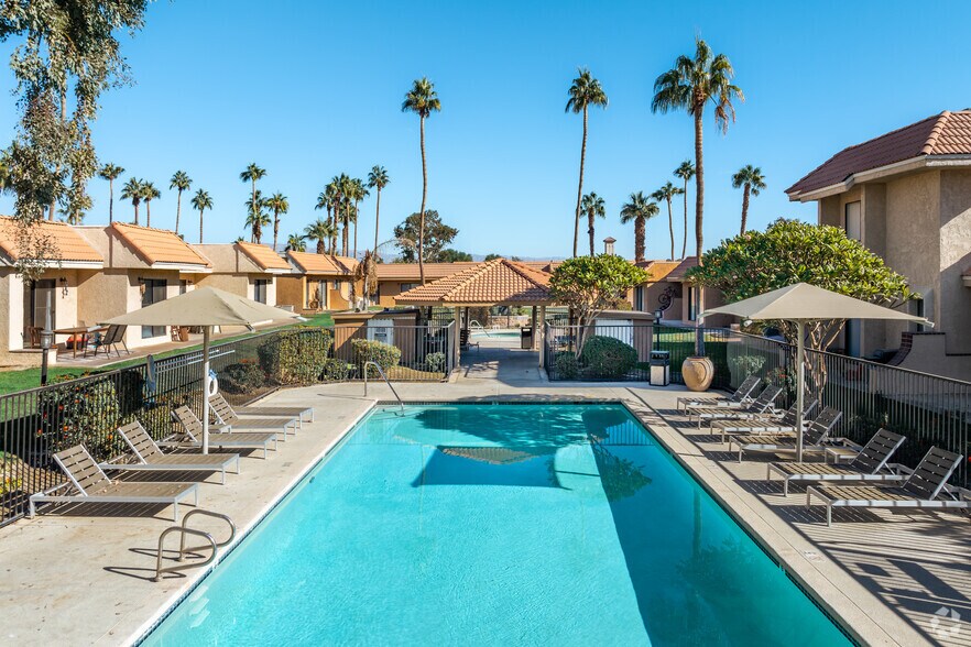 Primary Photo - Royal Palms