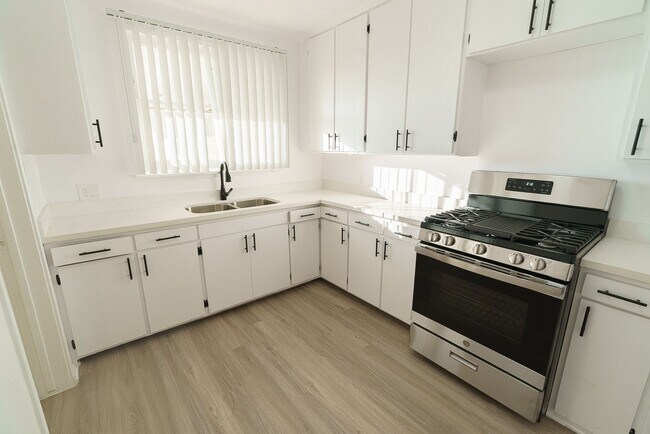 Interior Photo - 611 Levering Ave