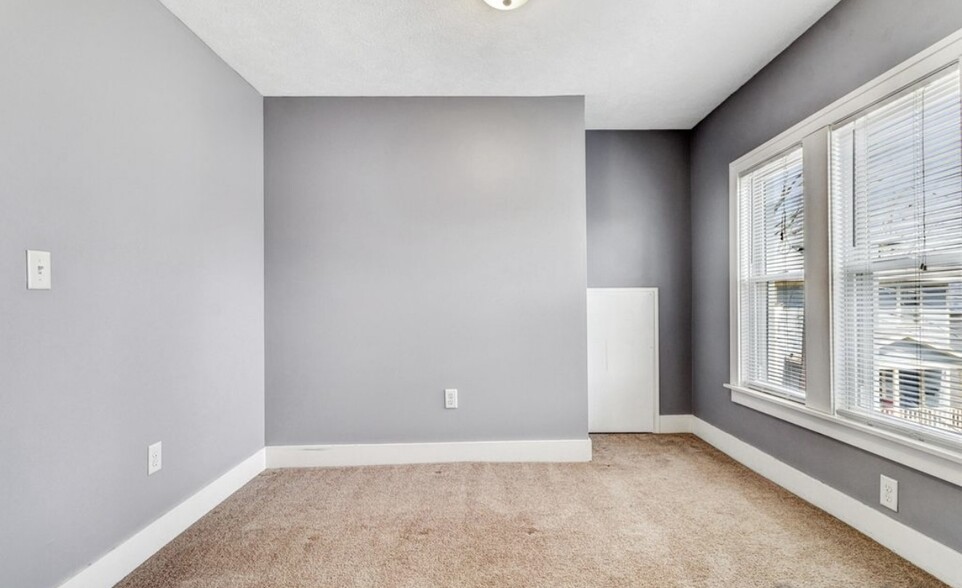 Building Photo - 904 Zeeland Ct NE