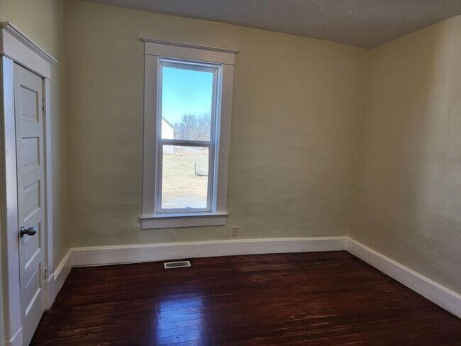 Building Photo - 2 Bedroom Home in the Country