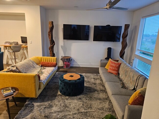 living room on main floor - 2050 Lohmans Spur Rd