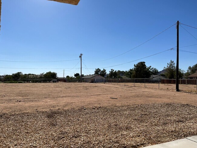 Building Photo - 3 bedroom, 2 bathroom in Apple Valley!