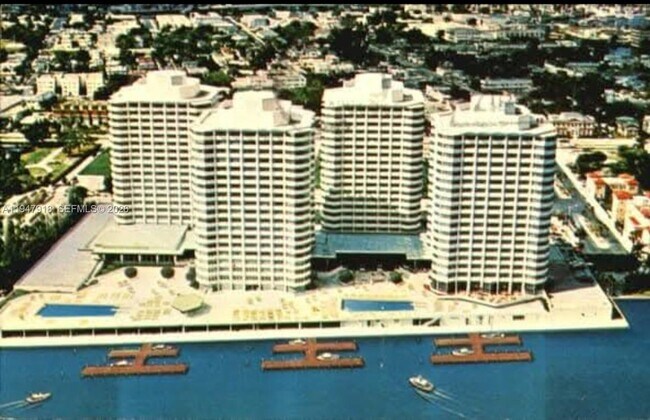 Building Photo - 801 Brickell Bay Dr