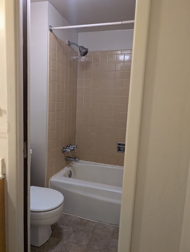 Building Photo - "Charming 2-Bed Condo in Lakewood with Spa...