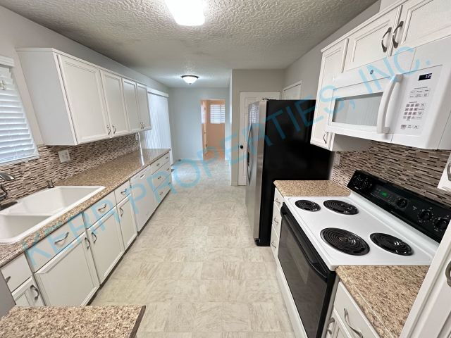 Building Photo - Spacious 4-Bedroom Gem with 2,320 Sq Ft of...