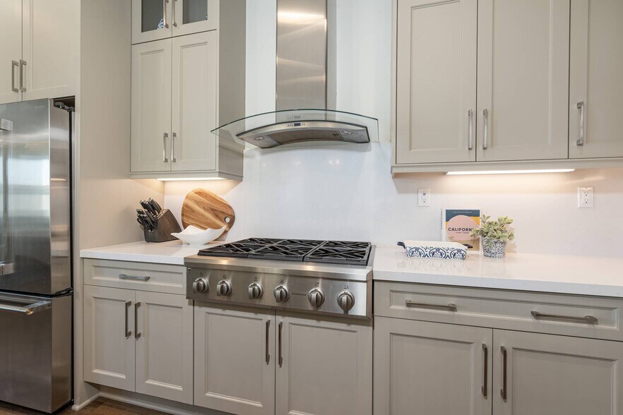 Building Photo - 2148 Doheny Way