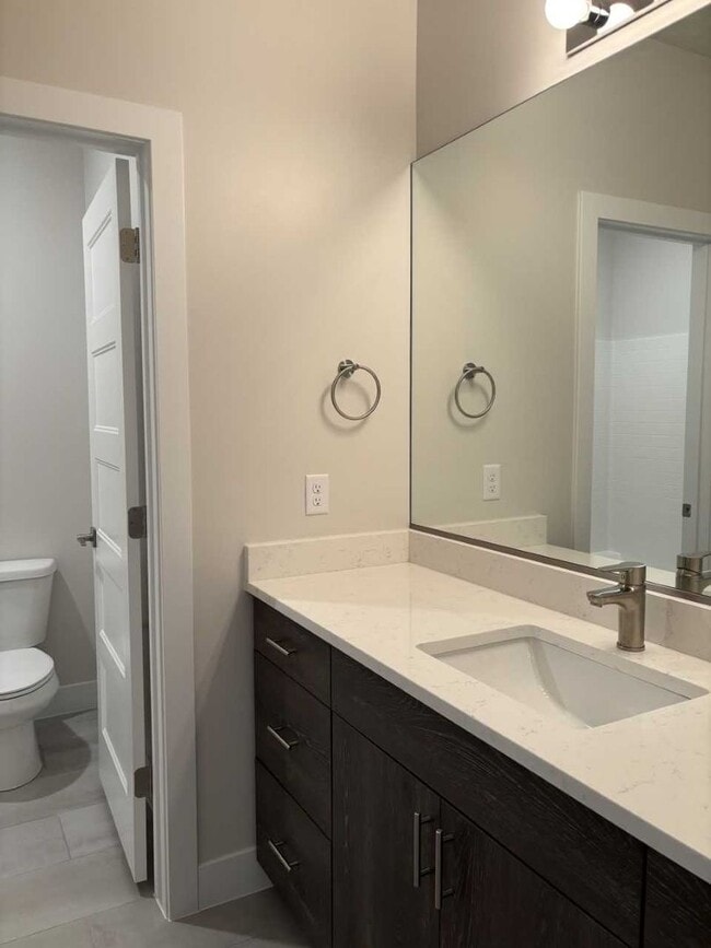 Building Photo - Beautiful Crimson Park Townhome!