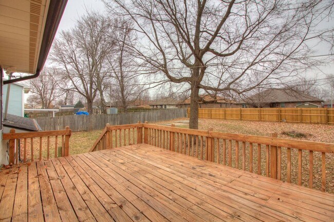 Building Photo - Charming 4 Bedroom Home!