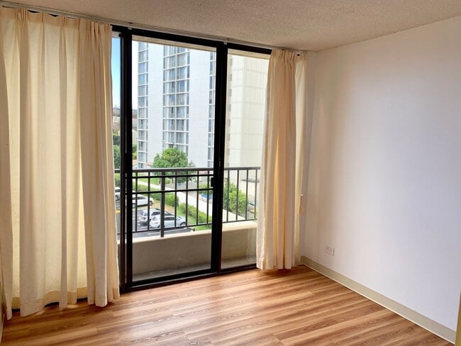 Building Photo - 2-Bedroom Condo with Lanai & Parking – $2,600/Month