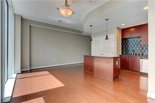 Building Photo - High-Rise Luxury 2 bedroom 2 bathroom cond...
