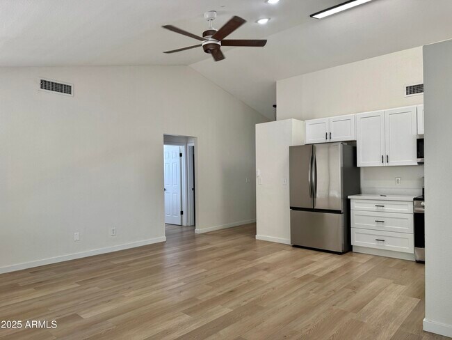 Building Photo - 613 W Rosemonte Dr