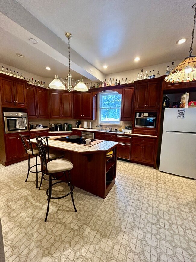 Building Photo - 2115 E 1st St