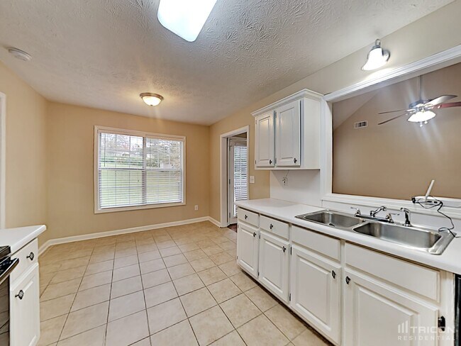Building Photo - 3180 Willow Park Dr NE