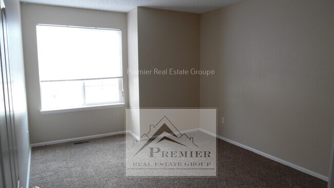 Building Photo - 5831 Instone Cir