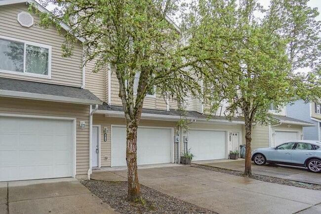 Building Photo - THREE BEDROOM TOWNHOUSE