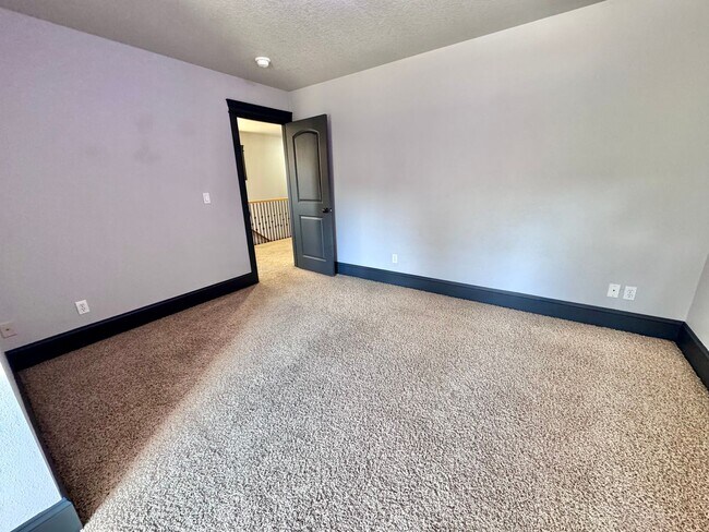 Building Photo - GORGEOUS Townhome...  LOCATION , LOCATION near Peace Health Hospital