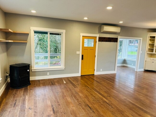 Building Photo - Charming Vintage Farm House