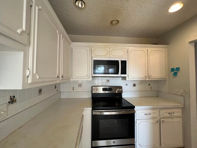 Building Photo - 1150 Boxwood Dr