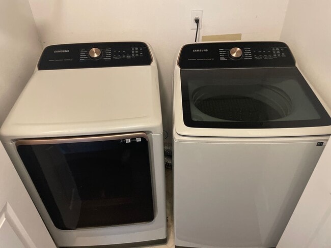 Building Photo - 3-bedroom, 2-bath home features a 2-car garage