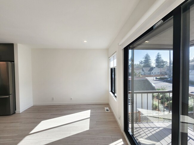 Building Photo - Meticulously renovated 2 bedroom duplex home in central San Mateo