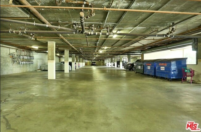 Building Photo - 2222 Beachwood Dr