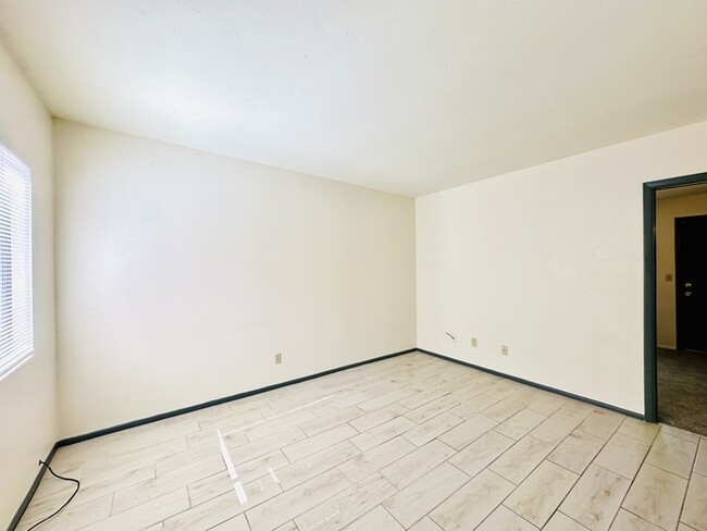 Building Photo - Spacious 1 Bedroom in Gated Community, Off...