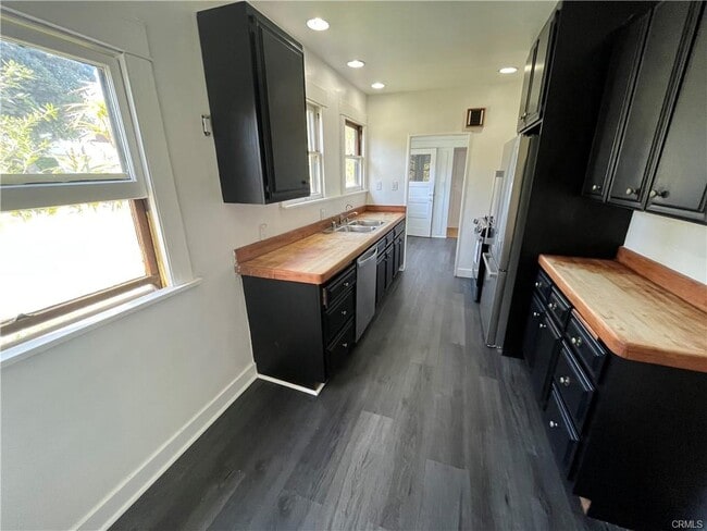 Building Photo - 624 N Roxbury Dr