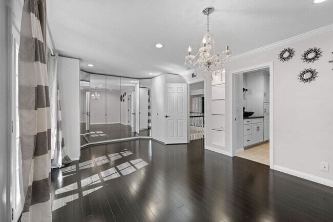 Building Photo - 5 Bedroom 5.5 Bathroom Pool Home in Encino