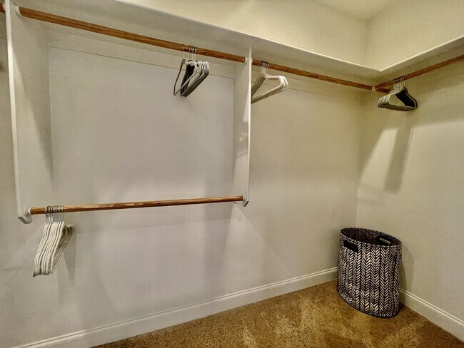 Building Photo - Luxurious 5-Bed, 4-Bath Fully Furnished Home in Henderson-