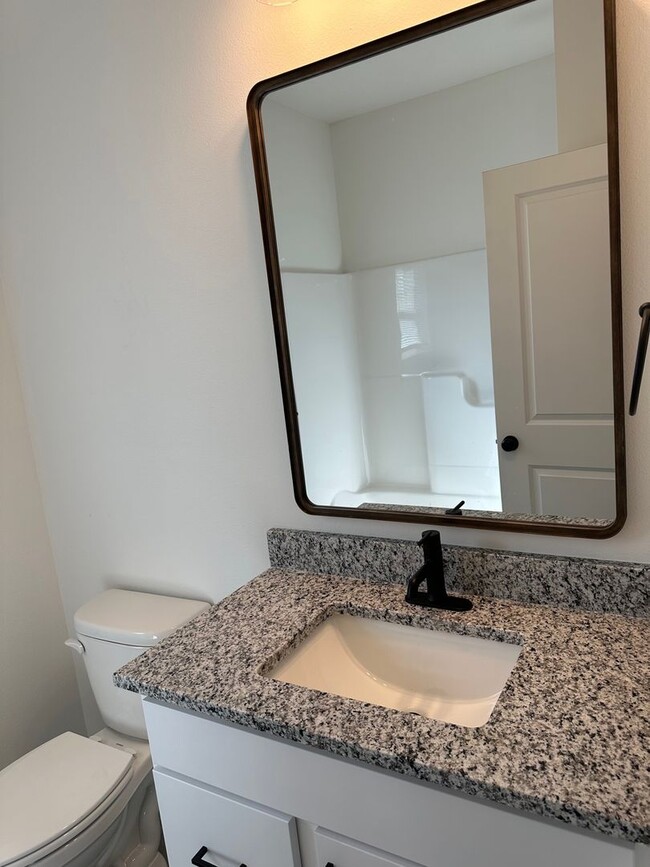 Building Photo - 4 bedroom, 3 car garage, home in Willard S...