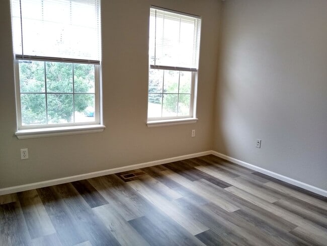Building Photo - Beautifull Spacious 2 Bedroom 2 Bath Townh...