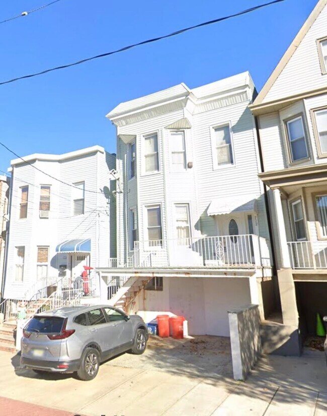 Building Photo - 712 15th St