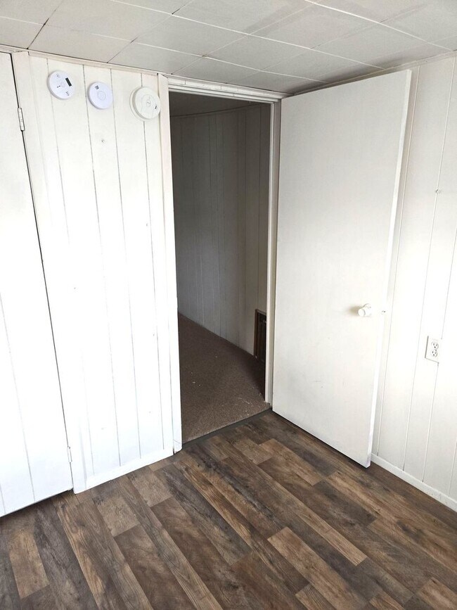 Building Photo - Spacious 3-bedroom single-family home in C...