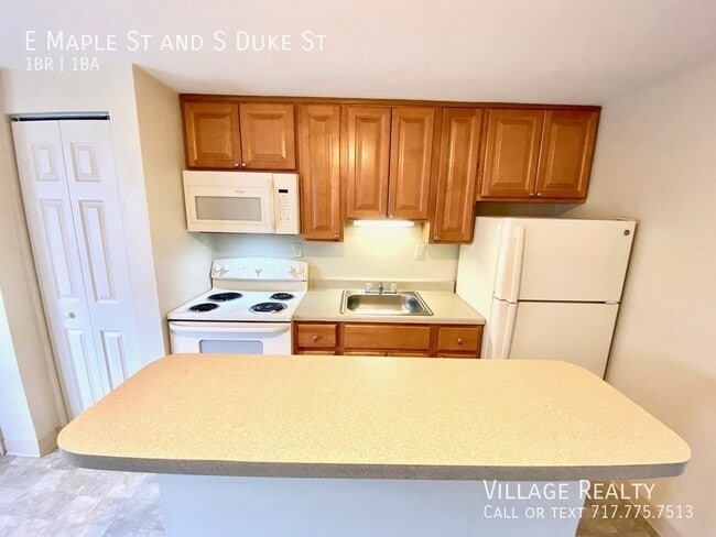 Building Photo - 461 E Maple St