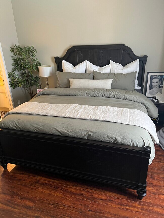 Primary bedroom - 19355 Sherman Way