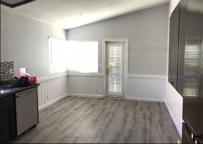 Building Photo - Close to freeway and shopping