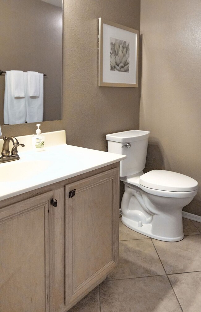 Building Photo - 1541 E Peregrine Trail