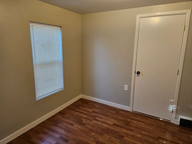 Building Photo - 2112 3rd St