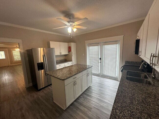 Building Photo - Beutifully Updated 2 Bedroom Home in Dixieland Community in South Lakeland