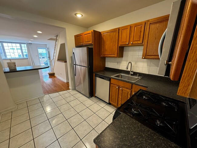 Building Photo - 2544 S Sartain St