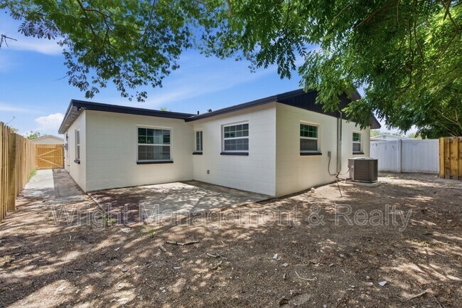 Building Photo - 3029 Corona Dr