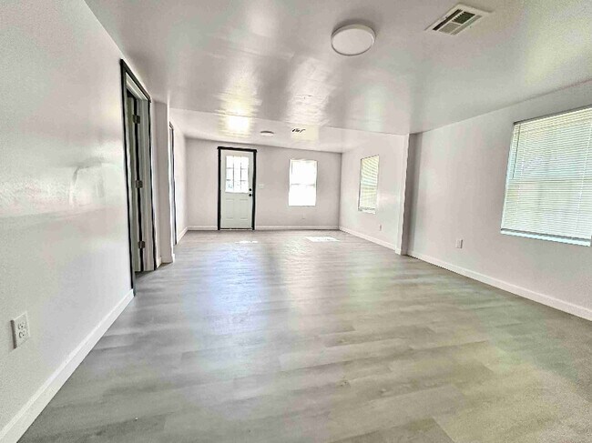 Building Photo - 719 S Poplar St