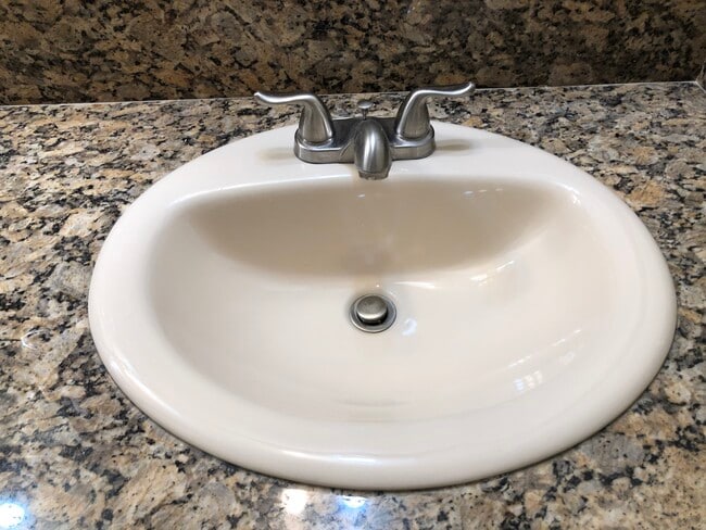 Building Photo - 32 Lakeview Cir